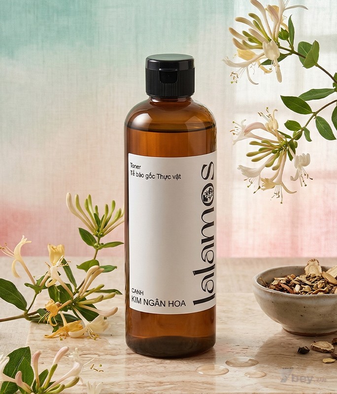 Toner Cánh Kim Ngân Hoa Lalamos giúp cân bằng độ pH, se khít lỗ chân lông, làm dịu và dưỡng ẩm da