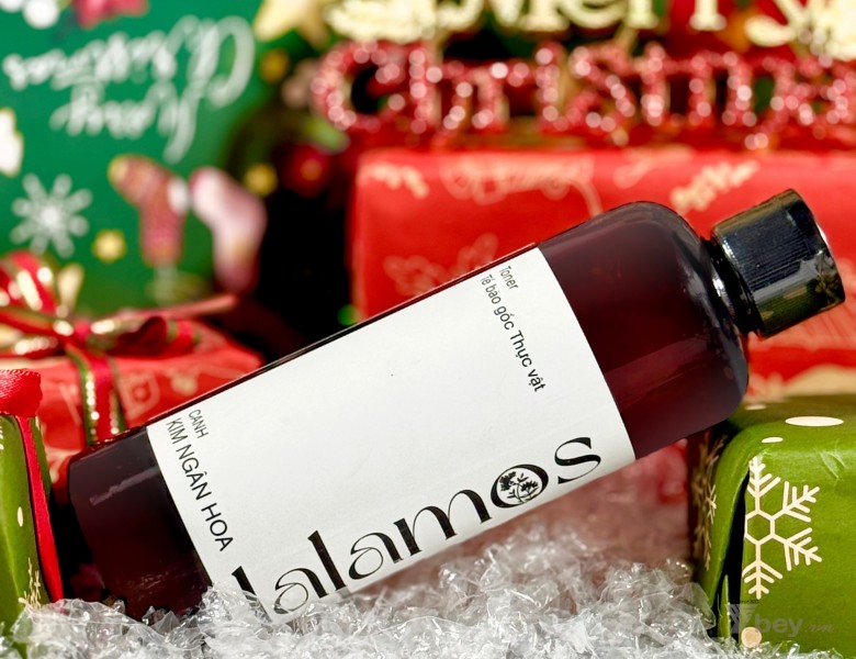 Toner Cánh Kim Ngân Hoa Lalamos giúp cân bằng độ pH, se khít lỗ chân lông, làm dịu và dưỡng ẩm da